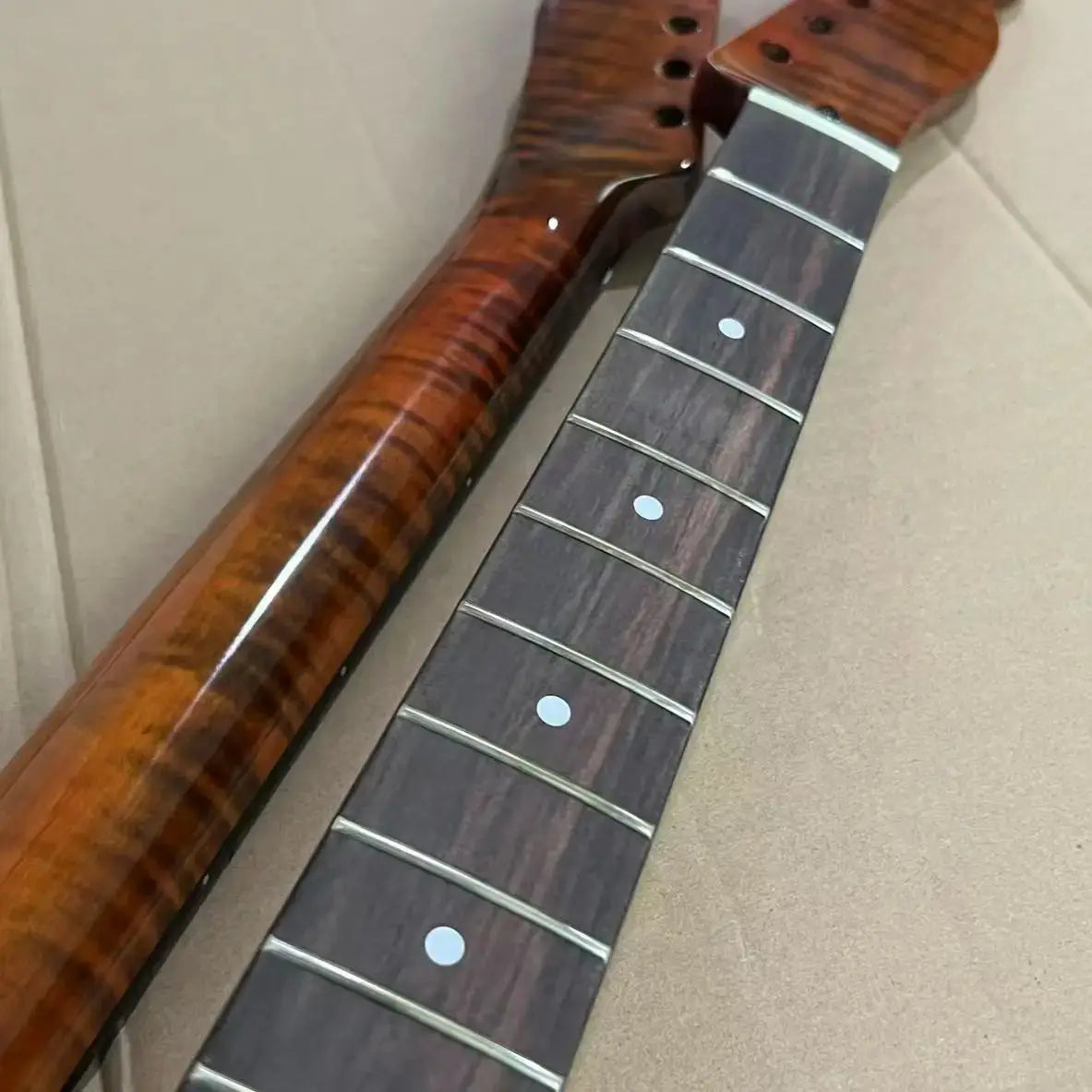 Manche de guitare en érable flammé de style TL |   Finition Sunburst |   Fretboard palissandre 22 frettes |   Cou brillant |   Échelle 25,5" talon 56 mm