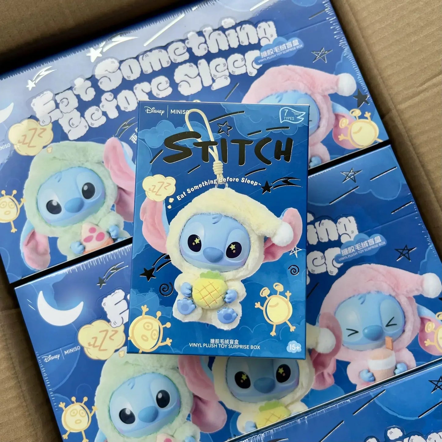 Plein d'amusement Même si Stitch a sommeil, il veut quand même croquer dans la peluche en vinyle de la boîte surprise Stitch.