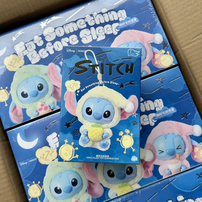 Plein d'amusement Même si Stitch a sommeil, il veut quand même croquer dans la peluche en vinyle de la boîte surprise Stitch.