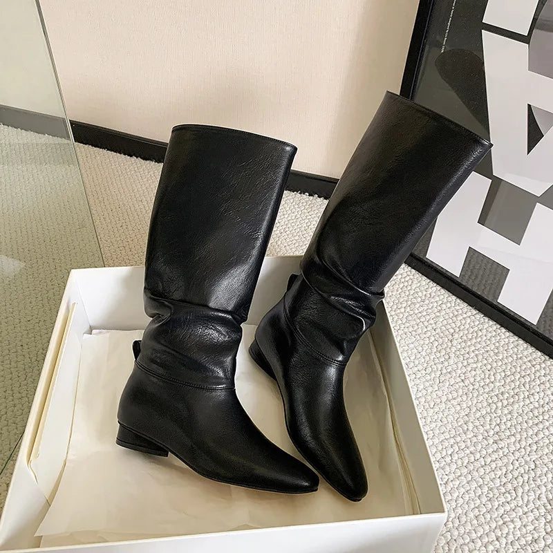 Arden Furtado 2025 Automne Bottes d'équitation en cuir de vachette, bout carré, sans lacets, talon bas, bottes hautes, bottes ajustées rétro marron pour femmes