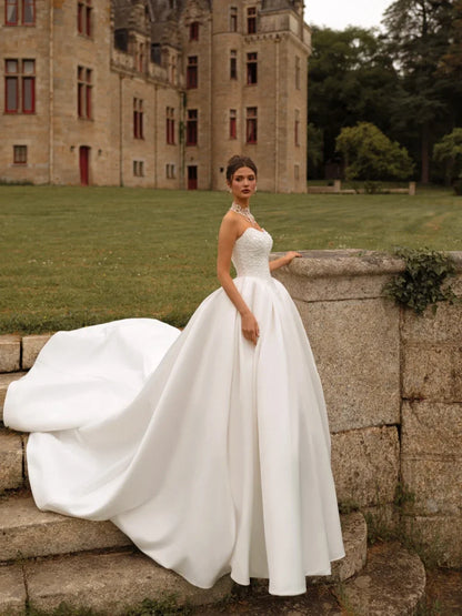 Robe de mariée bustier élégante en perles, Robe de bal de princesse délicate pour femmes, avec boutons dans le dos, traîne chapelle, sur mesure