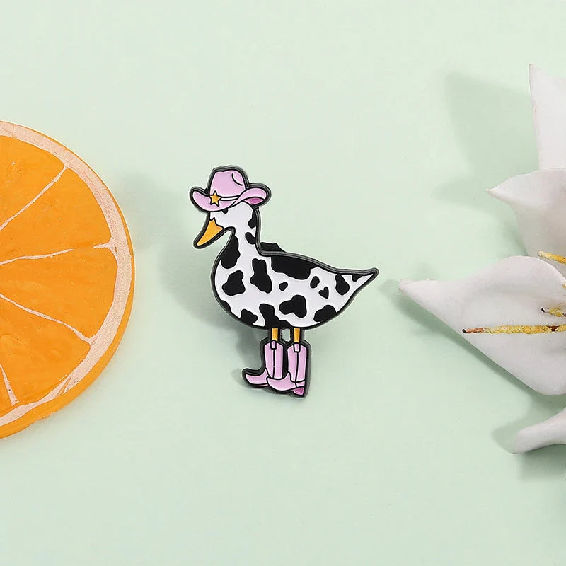 Broche en émail de canard de vache rose, bottes de Cowboy de canard occidental, broche d'animal d'oie idiot, Badge de revers, bijoux amusants, cadeau pour amis