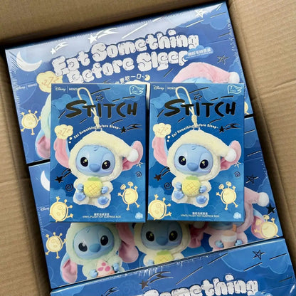 Plein d'amusement Même si Stitch a sommeil, il veut quand même croquer dans la peluche en vinyle de la boîte surprise Stitch.