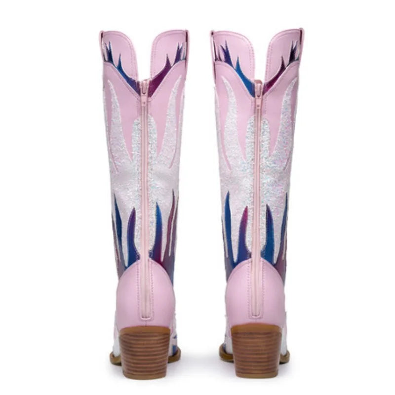 Bottes western métallisées pour femme avec bout pointu, hauteur mi-mollet à genou, design scintillant et coloré. Un look cowgirl stylé.