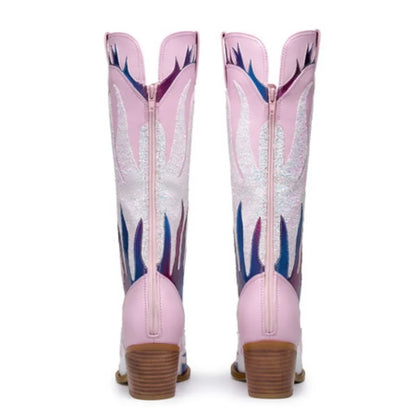 Bottes western métallisées pour femme avec bout pointu, hauteur mi-mollet à genou, design scintillant et coloré. Un look cowgirl stylé.