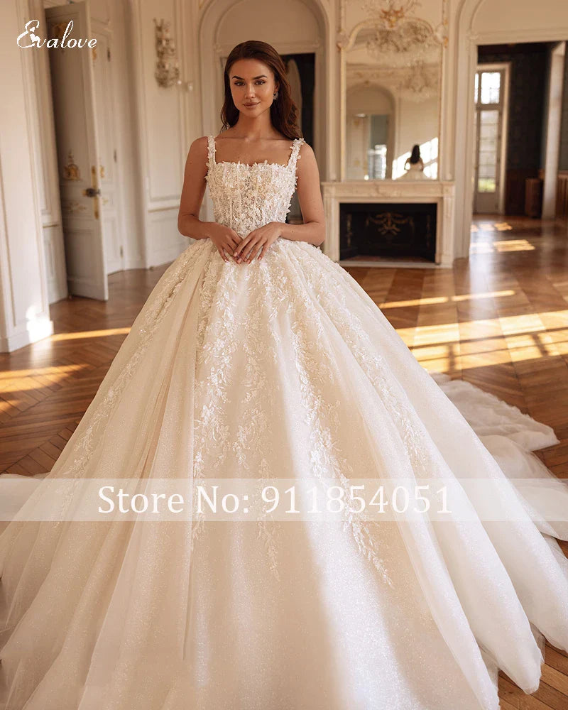 Robe de mariée de bal exquise brodée d'appliques avec col carré, perles et bretelles spaghetti, coupe princesse, sur mesure