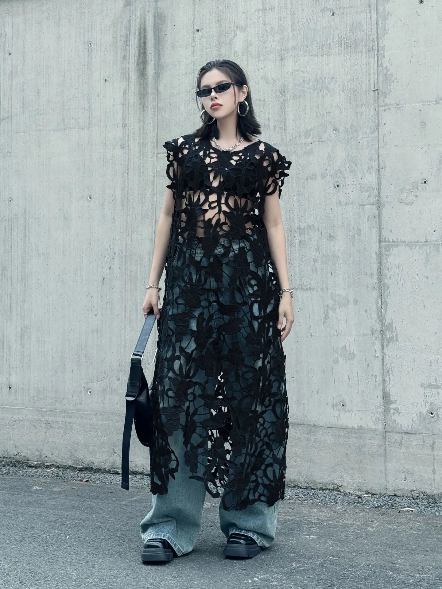 [EWQ] Chic belle Robe européenne à la mode femmes vêtements crochet à motifs découpe Robe sans manches Robe noire 2025 été nouveau
