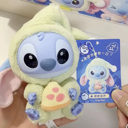 Plein d'amusement Même si Stitch a sommeil, il veut quand même croquer dans la peluche en vinyle de la boîte surprise Stitch.