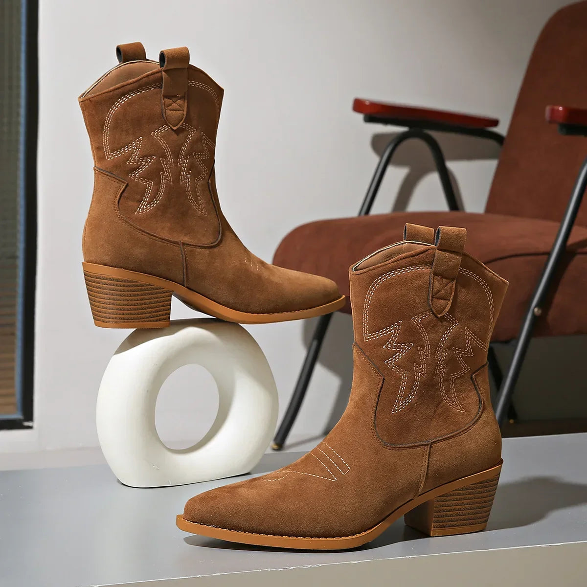 Nouvelles Chaussures Brodés à Bout Pointu Bottes de Chevalier à Talon Épais Bottes Courtes de Cowboy Western Rétro à Enfiler Botas De Mujer 2025