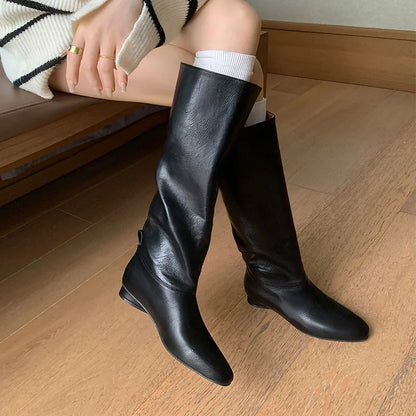 Arden Furtado 2025 Automne Bottes d'équitation en cuir de vachette, bout carré, sans lacets, talon bas, bottes hautes, bottes ajustées rétro marron pour femmes