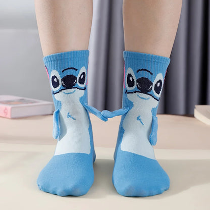 Chaussettes Main dans la main Stitch Dessin Animé Amusantes Mode Polyvalentes Douces Confortables Mignonnes Créatives Adultes enfants chaussettes antidérapantes jouets cadeaux