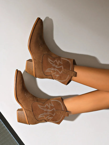 Nouvelles Chaussures Brodés à Bout Pointu Bottes de Chevalier à Talon Épais Bottes Courtes de Cowboy Western Rétro à Enfiler Botas De Mujer 2025