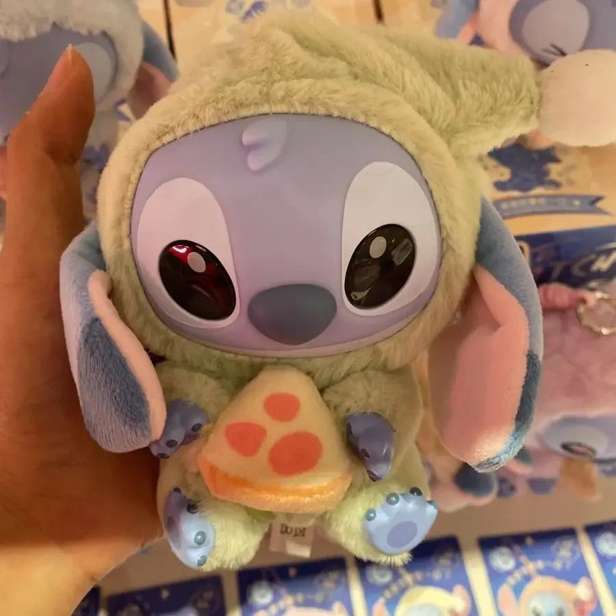 Plein d'amusement Même si Stitch a sommeil, il veut quand même croquer dans la peluche en vinyle de la boîte surprise Stitch.