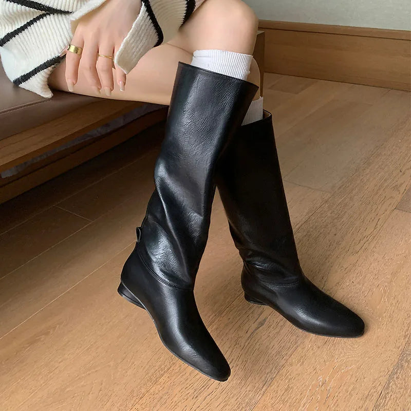 Arden Furtado 2025 Automne Bottes d'équitation en cuir de vachette, bout carré, sans lacets, talon bas, bottes hautes, bottes ajustées rétro marron pour femmes