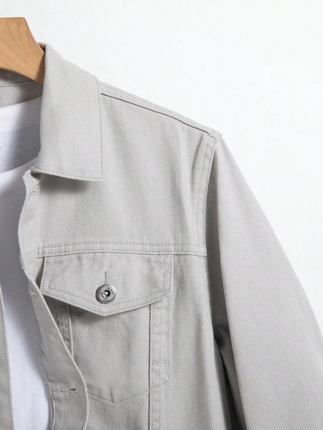 Men's denim jacket for spring and autumn. Gray denim coat. Versatile for daily casual wear. Fashionable and trendy.