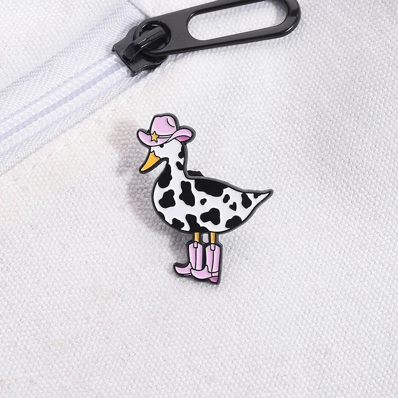 Broches Émaillées Originales Vache de Lait Mignonne Drôle et Canard, Broches Créatives de Canard Cow-boy Occidental, Badge de Revers pour Vêtements, Bijoux de Cosplay, Cadeaux pour Amis