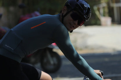 SPEXCEL nouveau maillot de cyclisme professionnel à manches longues été tissu léger conception à col bas avec manches en maille légère pour hommes