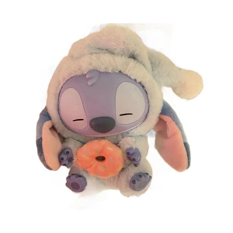 Plein d'amusement Même si Stitch a sommeil, il veut quand même croquer dans la peluche en vinyle de la boîte surprise Stitch.