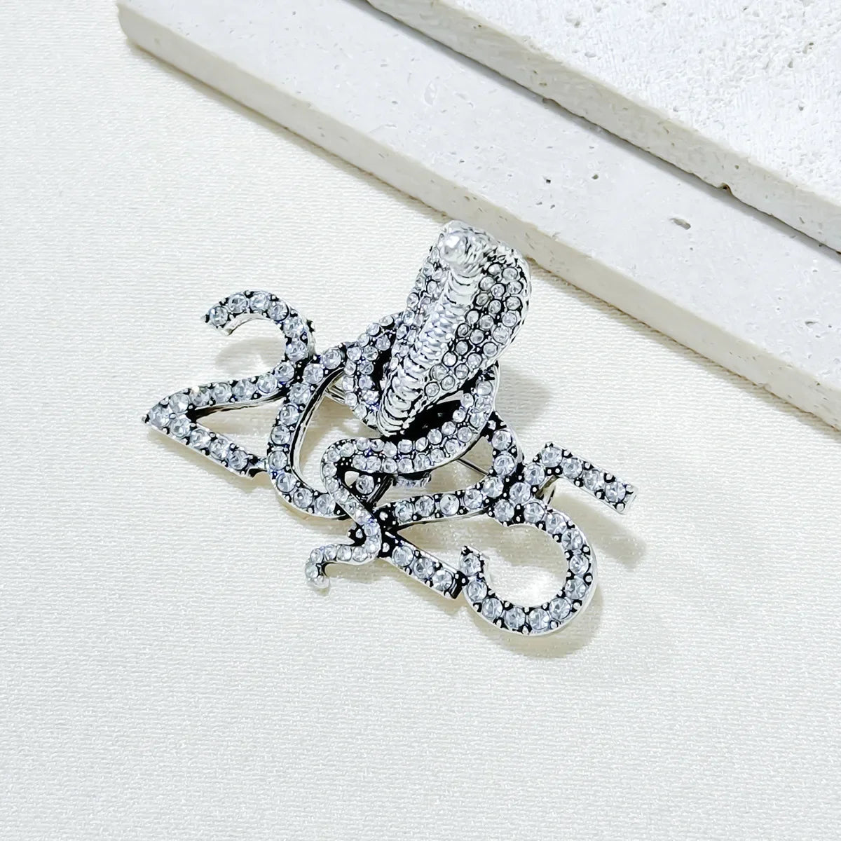 Broches serpent du zodiaque Vintage, strass créatifs pour hommes et femmes, vêtements animaux, bijoux cadeaux du nouvel an, nouvelle collection 2025