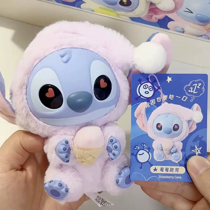 Plein d'amusement Même si Stitch a sommeil, il veut quand même croquer dans la peluche en vinyle de la boîte surprise Stitch.