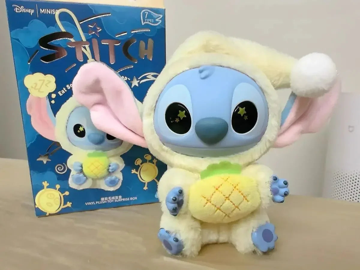 Plein d'amusement Même si Stitch a sommeil, il veut quand même croquer dans la peluche en vinyle de la boîte surprise Stitch.