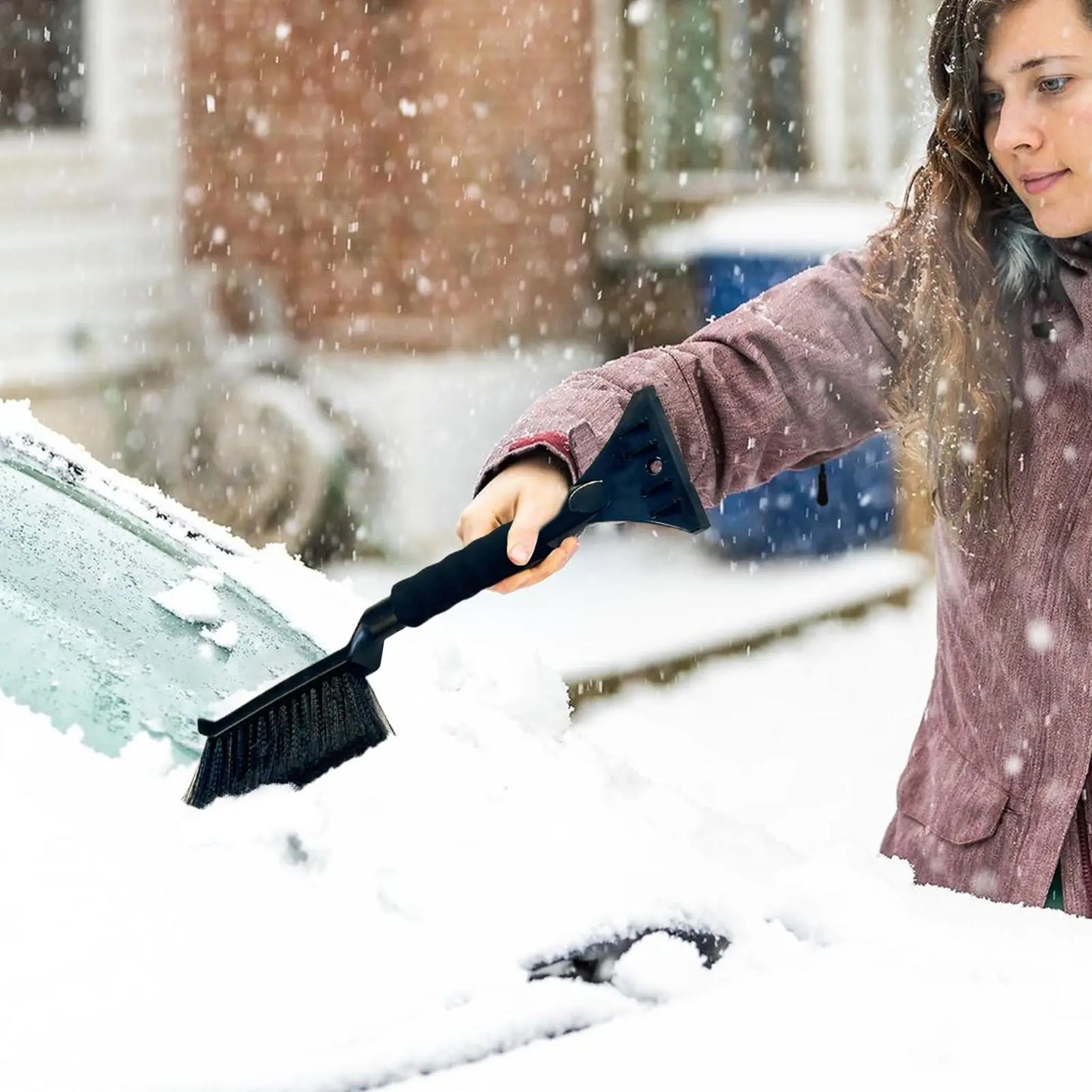 2-en-1 Grattoirs à glace pour pare-brise de voiture, grattoir à neige et brosse, poignée ergonomique en mousse, déneigeur pour le nettoyage hivernal des voitures