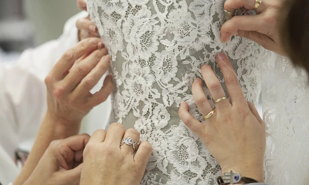 Robe de mariée bustier élégante en perles, Robe de bal de princesse délicate pour femmes, avec boutons dans le dos, traîne chapelle, sur mesure