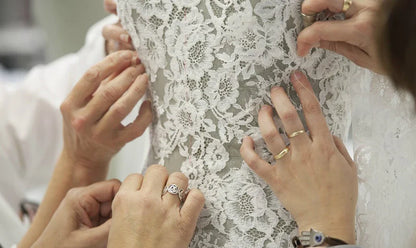 Robe de mariée bustier élégante en perles, Robe de bal de princesse délicate pour femmes, avec boutons dans le dos, traîne chapelle, sur mesure