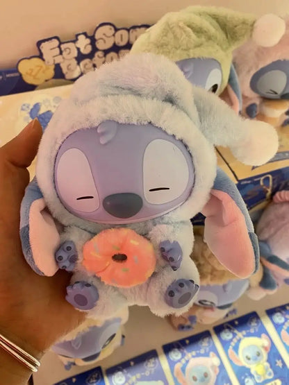 Plein d'amusement Même si Stitch a sommeil, il veut quand même croquer dans la peluche en vinyle de la boîte surprise Stitch.