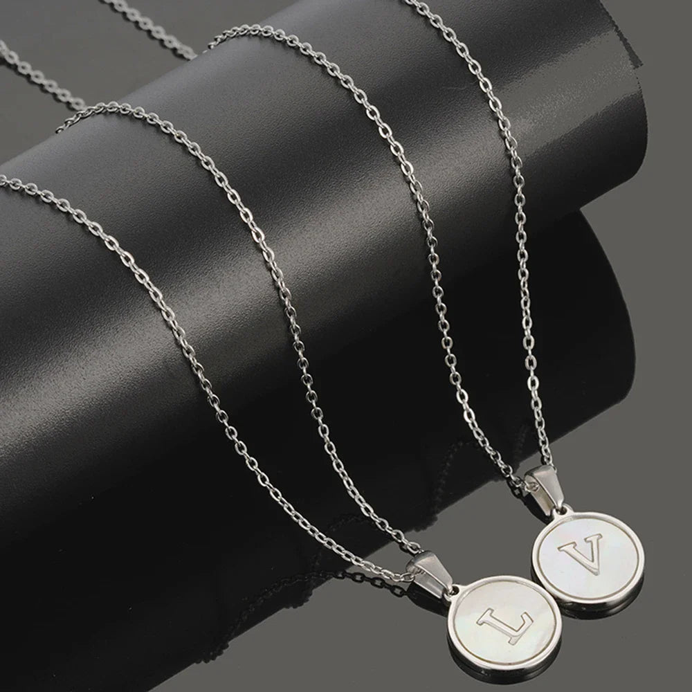 Collier en acier inoxydable de couleur acier avec lettre initiale A-Z, incrustation de coquillage naturel, pour femme, cadeau de Saint-Valentin