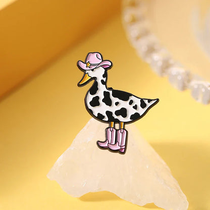 Broche en émail de canard de vache rose, bottes de Cowboy de canard occidental, broche d'animal d'oie idiot, Badge de revers, bijoux amusants, cadeau pour amis