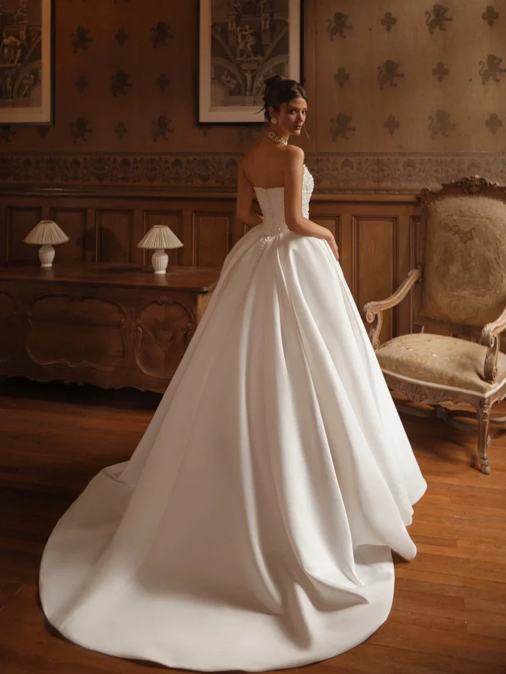 Robe de mariée bustier élégante en perles, Robe de bal de princesse délicate pour femmes, avec boutons dans le dos, traîne chapelle, sur mesure