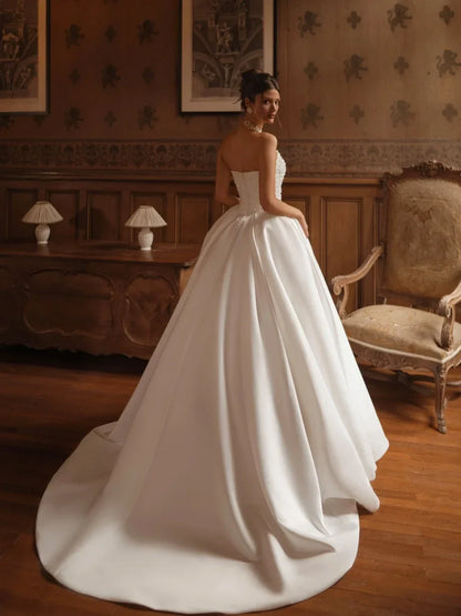 Robe de mariée bustier élégante en perles, Robe de bal de princesse délicate pour femmes, avec boutons dans le dos, traîne chapelle, sur mesure