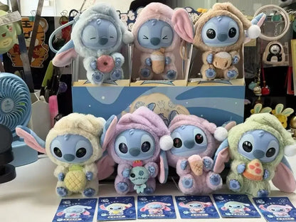 Plein d'amusement Même si Stitch a sommeil, il veut quand même croquer dans la peluche en vinyle de la boîte surprise Stitch.