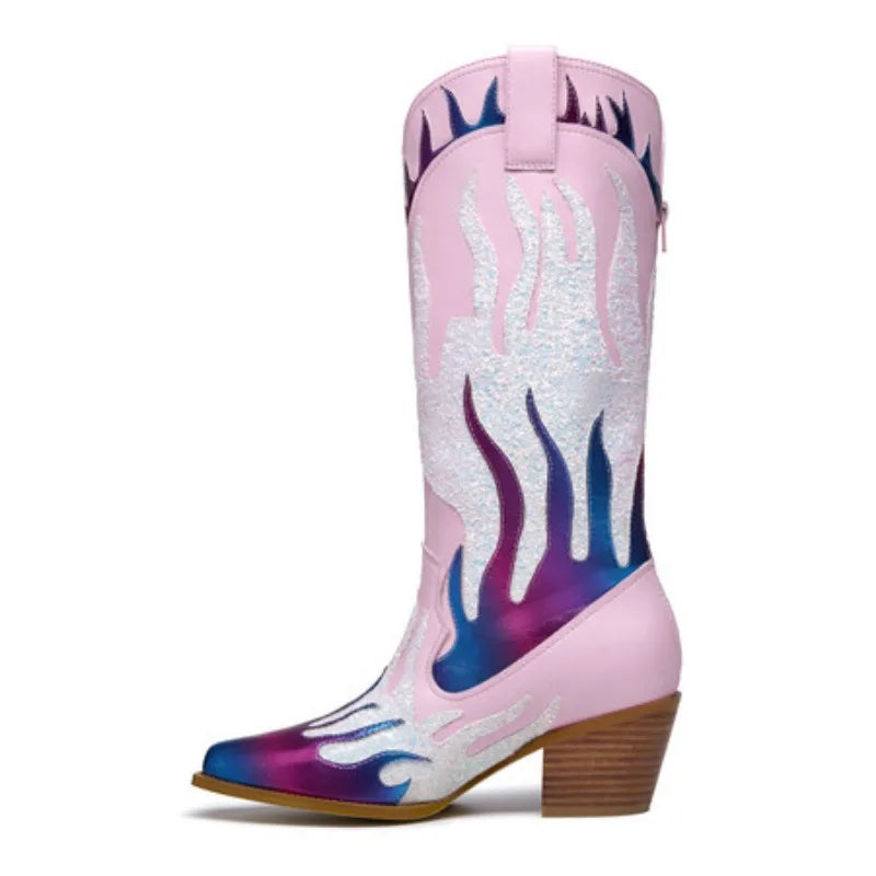 Bottes western métallisées pour femme avec bout pointu, hauteur mi-mollet à genou, design scintillant et coloré. Un look cowgirl stylé.