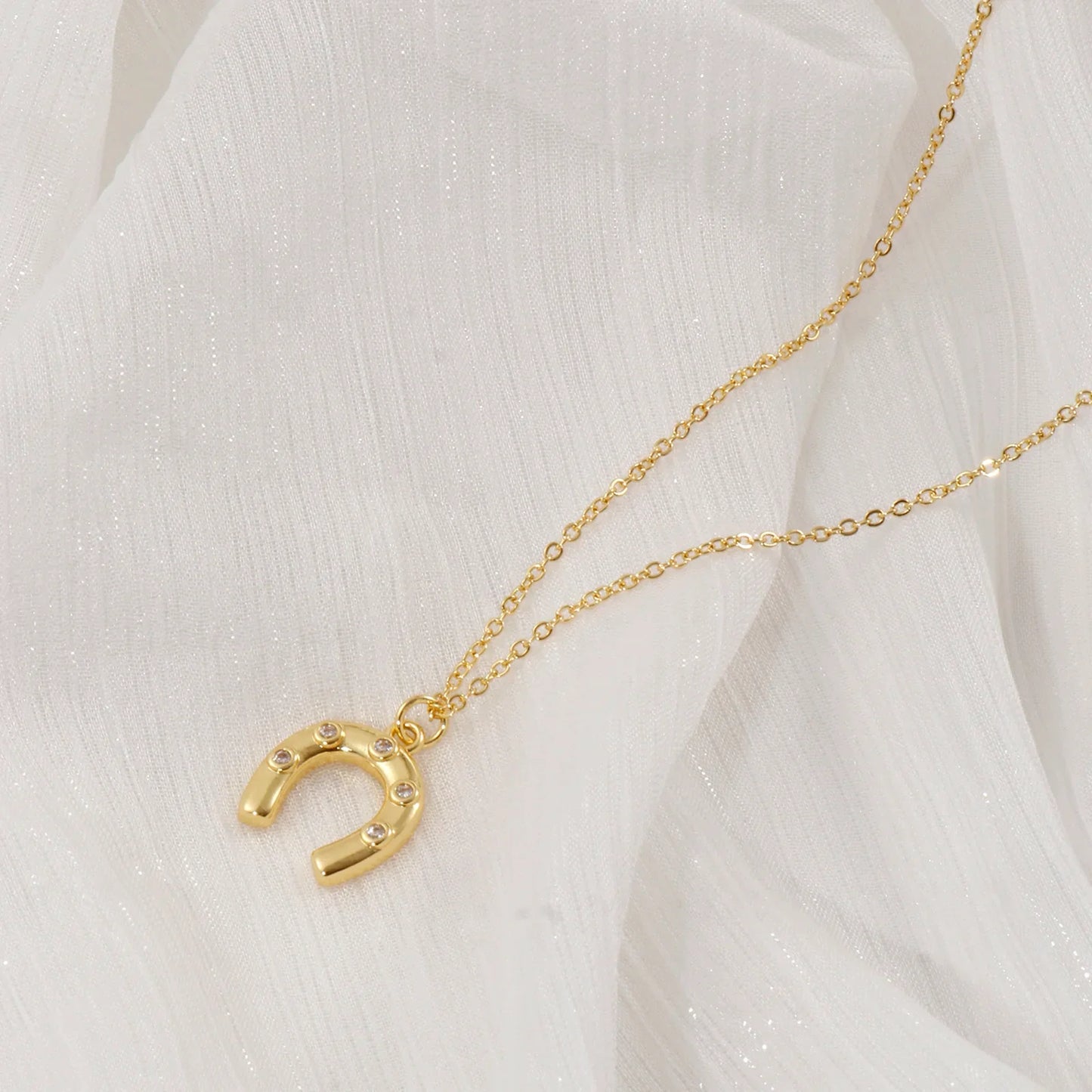 1 Collier à breloques élégant en forme de fer à cheval porte-bonheur en laiton plaqué or 18 carats pour femme