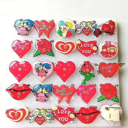 25pcs Broche Lumineux LED Clignotant Amour Fête Dessin Animé Badge Lumineux Cadeau Cosplay Noël Mariage Festival Halloween