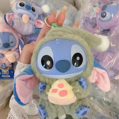Plein d'amusement Même si Stitch a sommeil, il veut quand même croquer dans la peluche en vinyle de la boîte surprise Stitch.