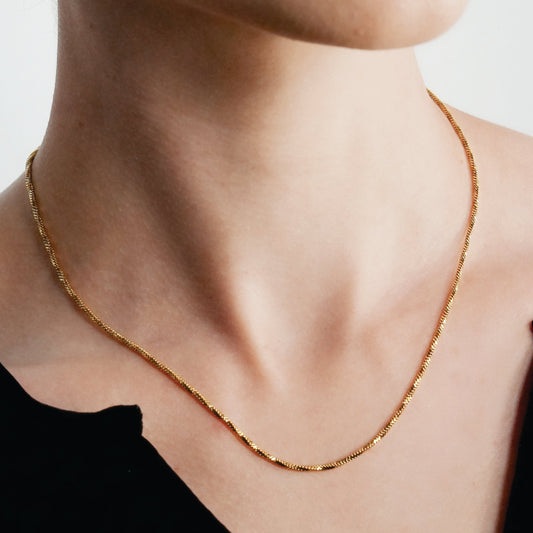 SKAGWAY : Collier en chaîne avec textures torsadées minimalistes en or