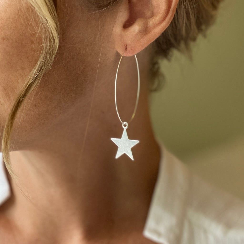 Boucles d'oreilles créoles en plaqué argent avec étoile