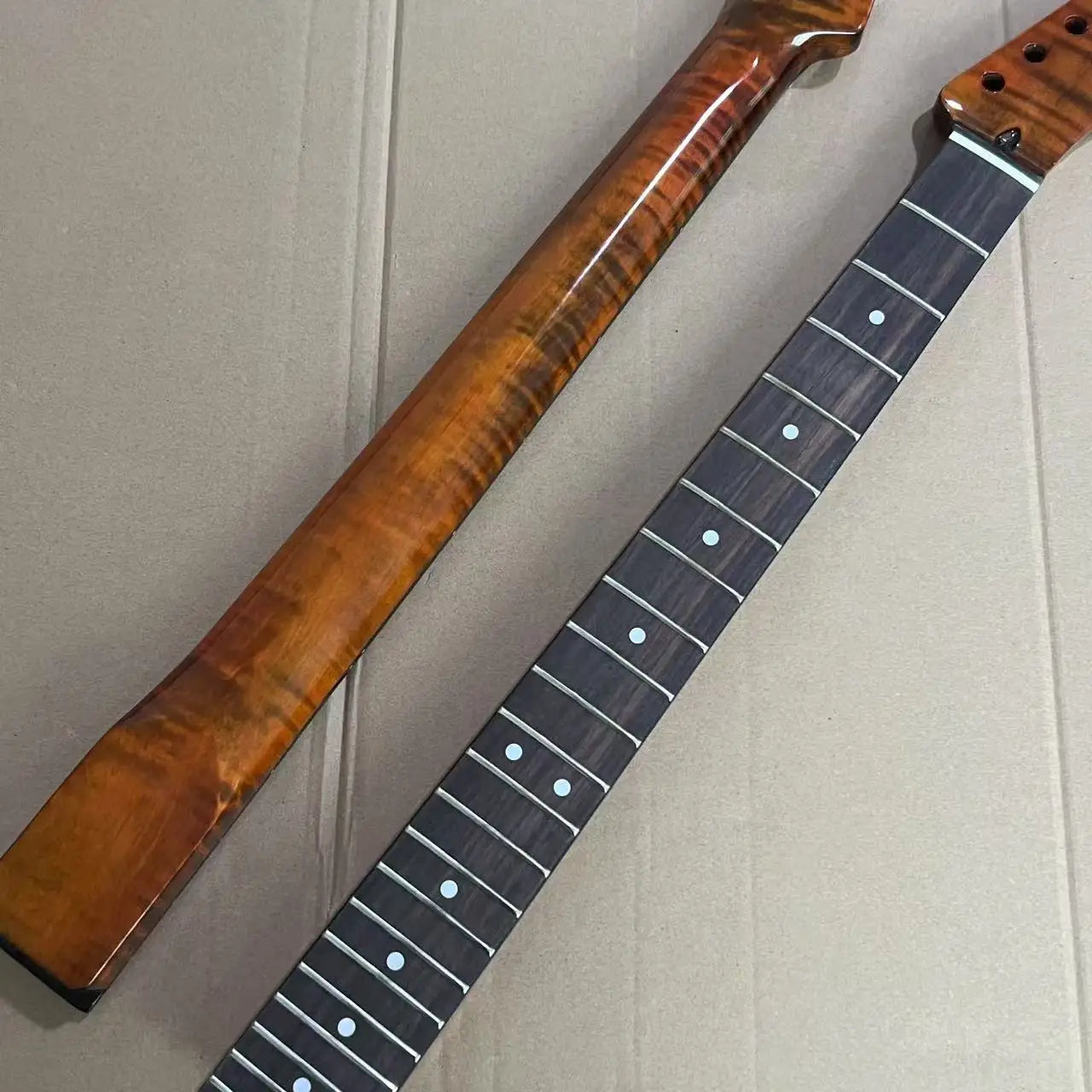 Manche de guitare en érable flammé de style TL |   Finition Sunburst |   Fretboard palissandre 22 frettes |   Cou brillant |   Échelle 25,5" talon 56 mm