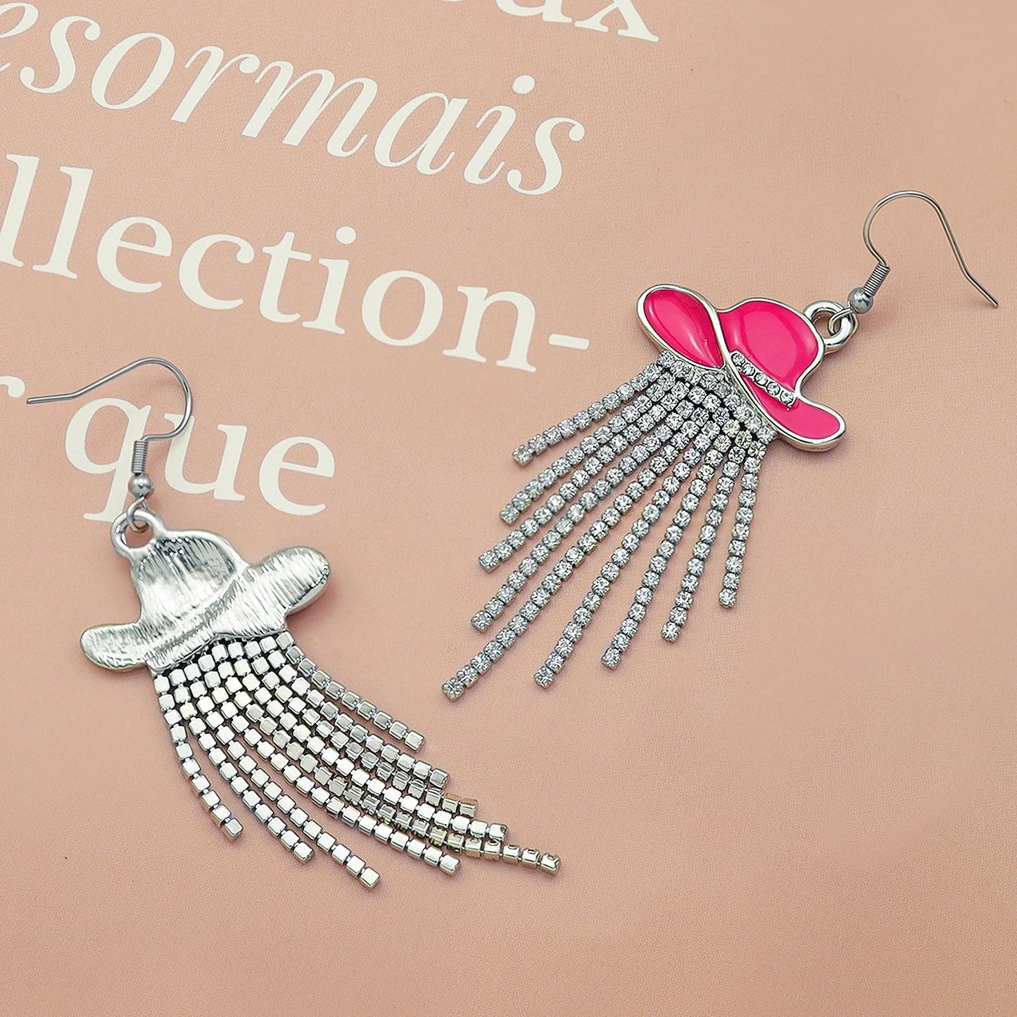 Boucles d'oreilles pendantes de cowgirl de l'Ouest, Chapeau en émail, Pendentif à pompon strass scintillant, Bijoux pour femmes pour bal, concerts country, rodéo, cow-boy