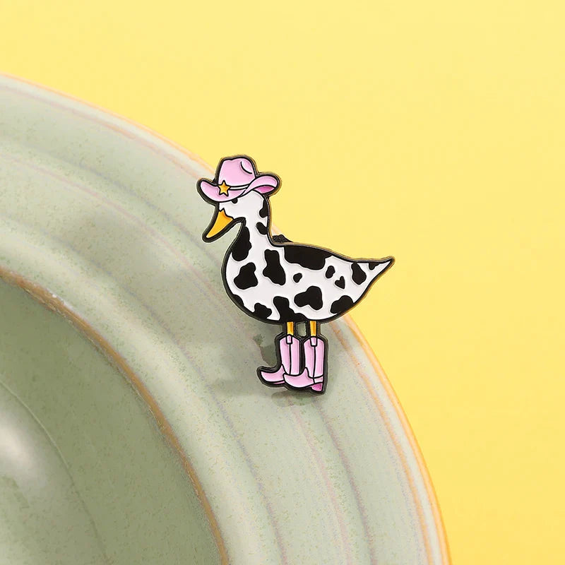Broche en émail de canard de vache rose, bottes de Cowboy de canard occidental, broche d'animal d'oie idiot, Badge de revers, bijoux amusants, cadeau pour amis