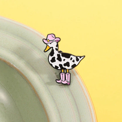 Broche en émail de canard de vache rose, bottes de Cowboy de canard occidental, broche d'animal d'oie idiot, Badge de revers, bijoux amusants, cadeau pour amis