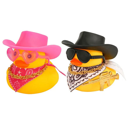 2 canards en caoutchouc amusants pour tableau de bord de voiture - Canard avec chapeau de cowboy, écharpe, lunettes de soleil, arme pour décoration de voiture, de bureau.