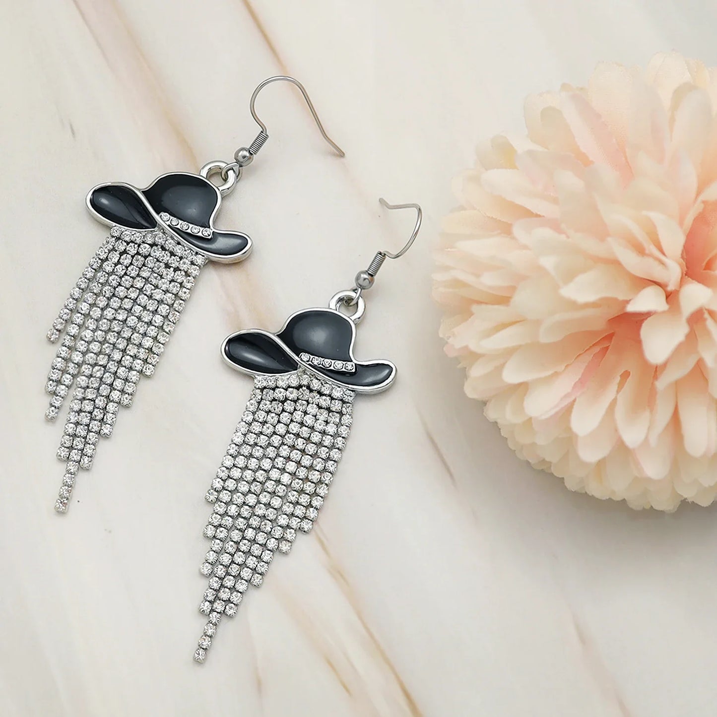 Boucles d'oreilles pendantes de cowgirl de l'Ouest, Chapeau en émail, Pendentif à pompon strass scintillant, Bijoux pour femmes pour bal, concerts country, rodéo, cow-boy