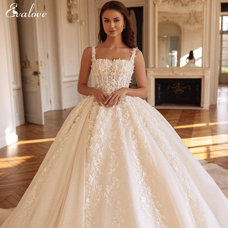 Robe de mariée de bal exquise brodée d'appliques avec col carré, perles et bretelles spaghetti, coupe princesse, sur mesure