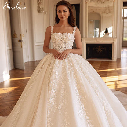Robe de mariée de bal exquise brodée d'appliques avec col carré, perles et bretelles spaghetti, coupe princesse, sur mesure