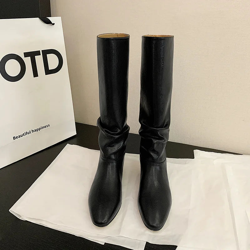 Arden Furtado 2025 Automne Bottes d'équitation en cuir de vachette, bout carré, sans lacets, talon bas, bottes hautes, bottes ajustées rétro marron pour femmes