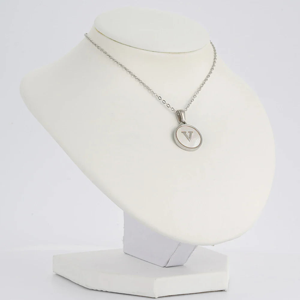 Collier en acier inoxydable de couleur acier avec lettre initiale A-Z, incrustation de coquillage naturel, pour femme, cadeau de Saint-Valentin